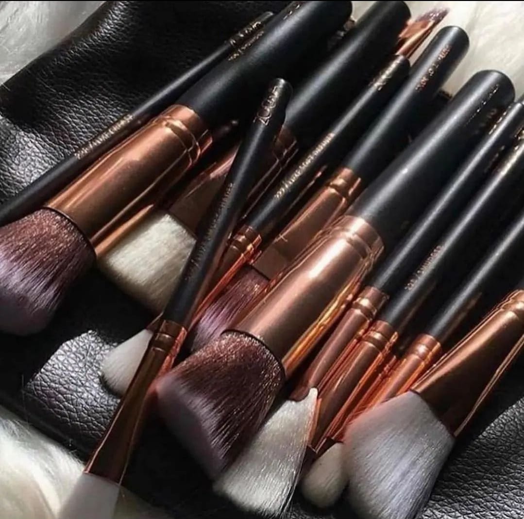 Zoeva 15-Piece Makeup Brush Set with Pouch