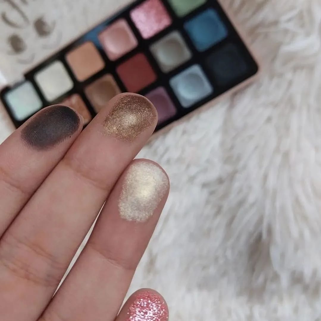 Dodo Girl Luxurious 18-Color Eyeshadow Palette