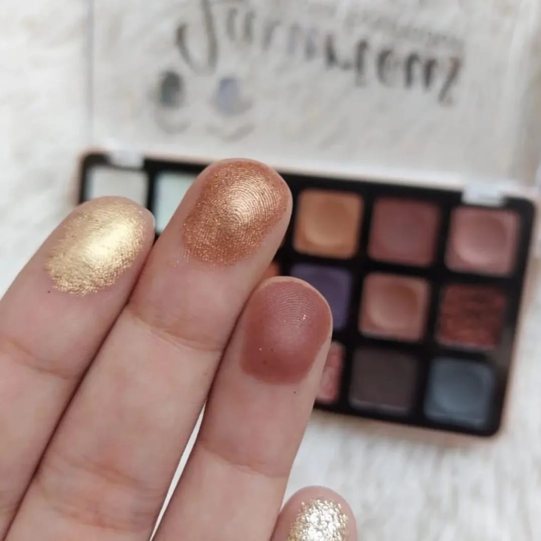 Dodo Girl Luxurious 18-Color Eyeshadow Palette